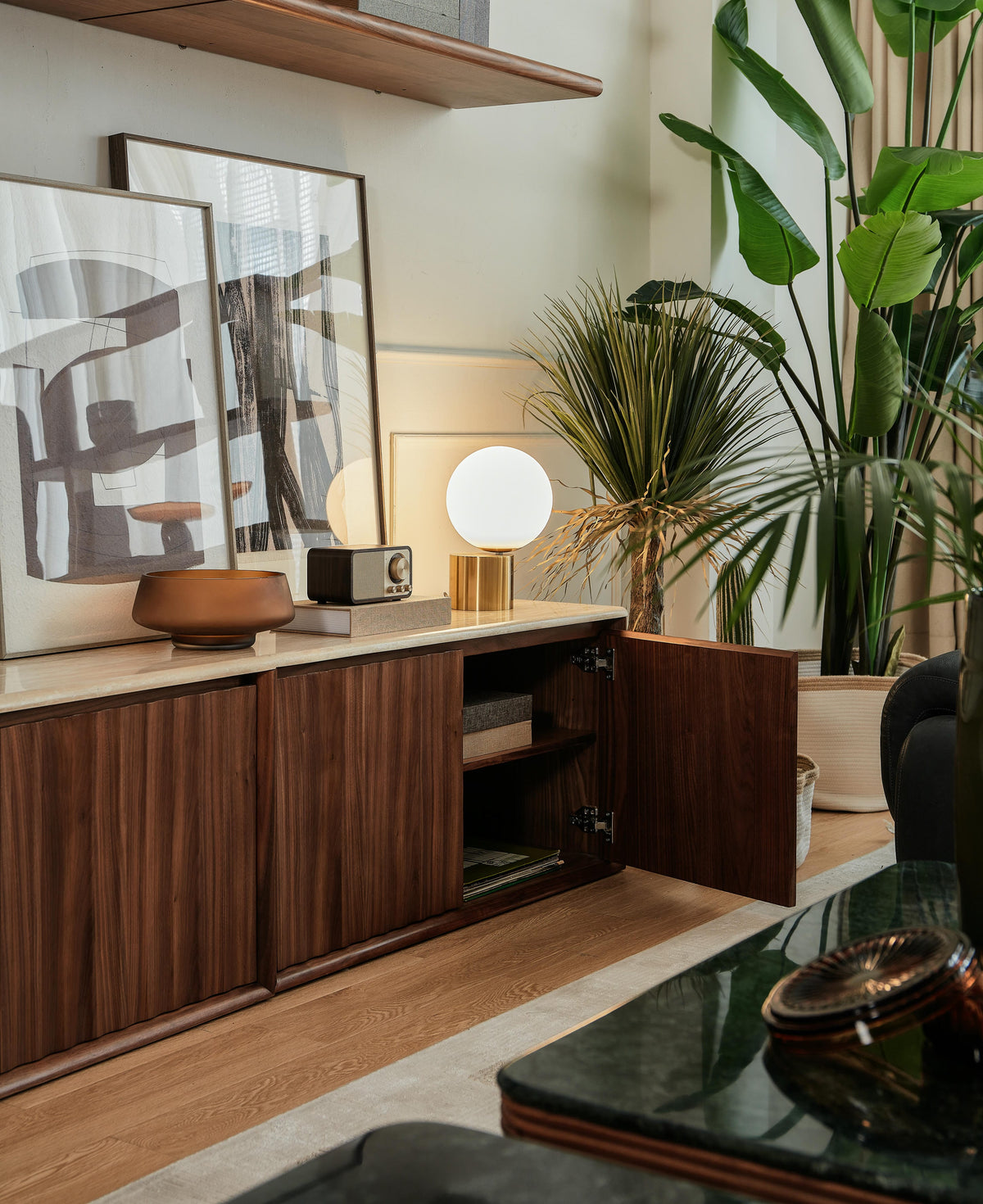 Hotel Paradiso TV Unit
